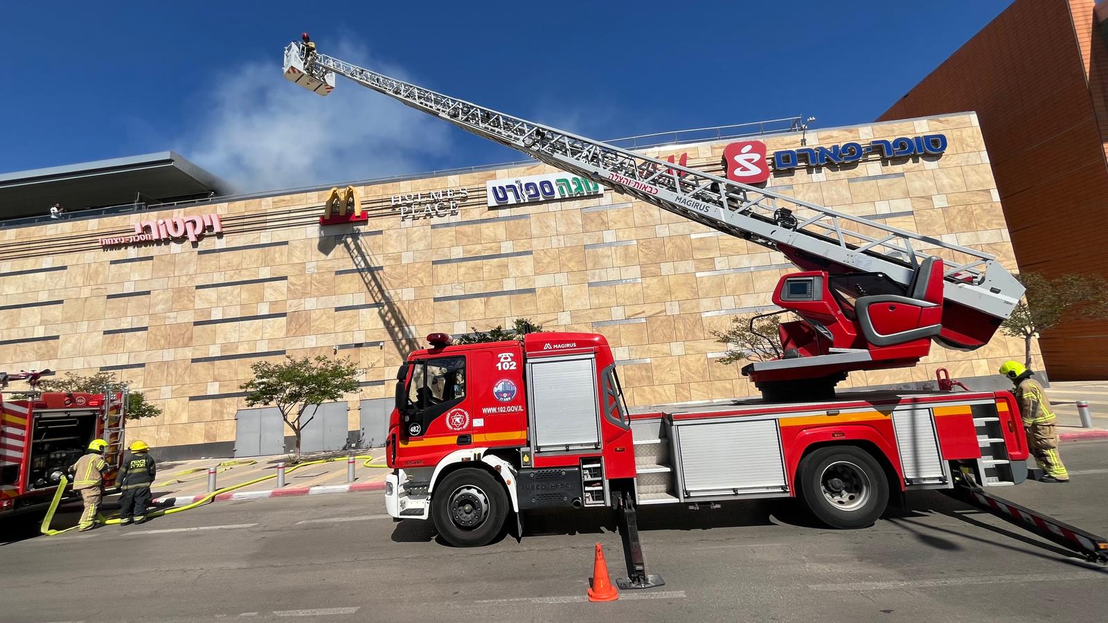 Firefighters Contain Blaze at Herzliya Mall Rooftop