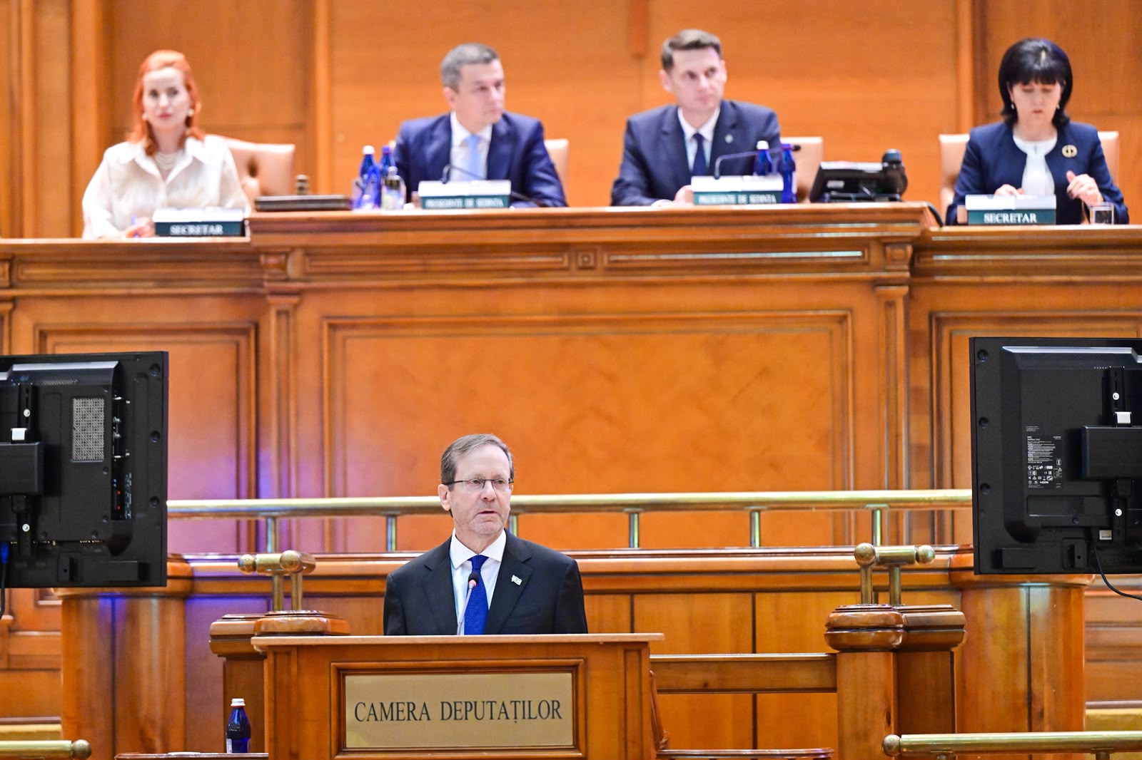 Herzog Praises Netanyahu in Romanian Parliament