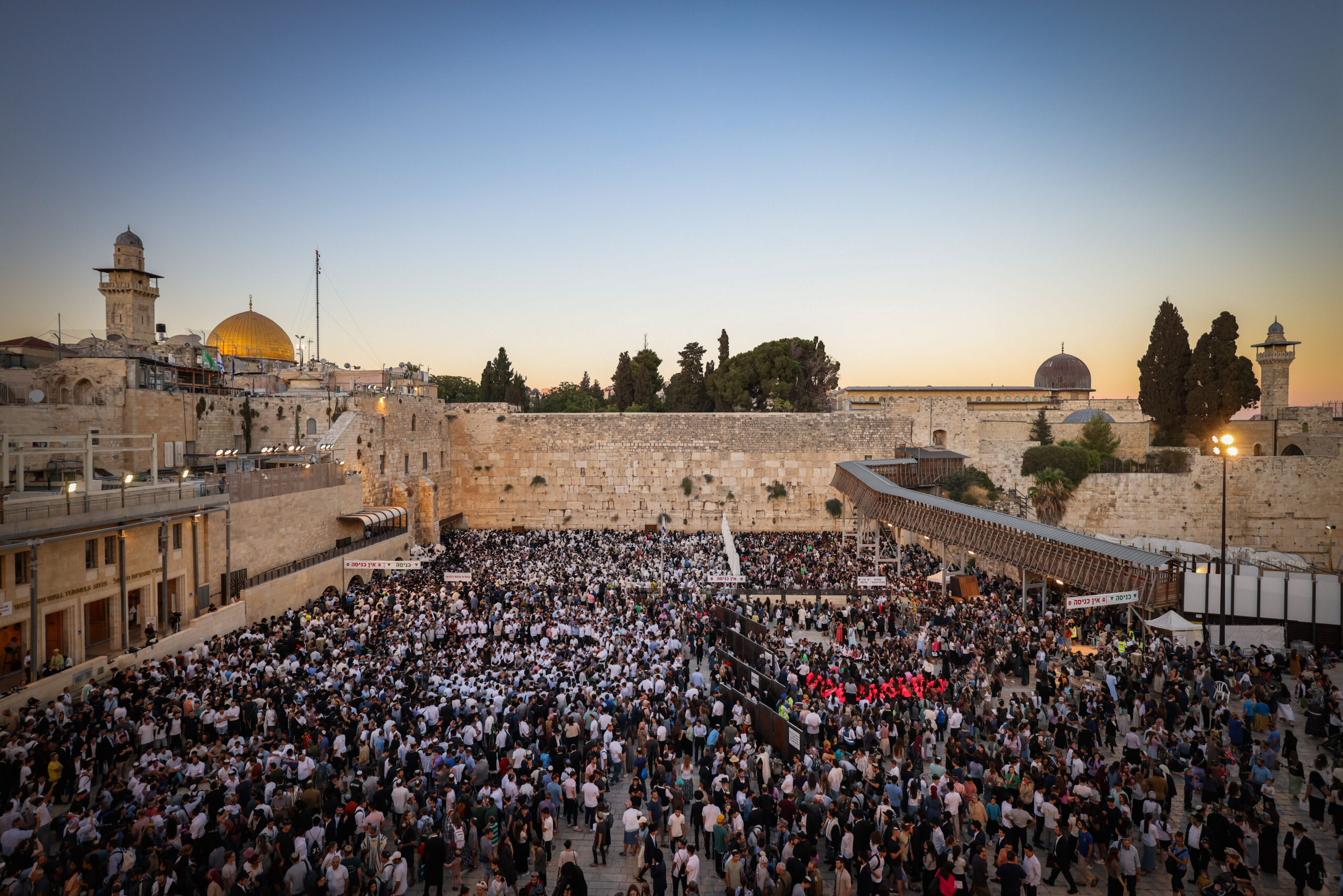 Tens of Thousands Mark Tisha B’Av at Western Wall