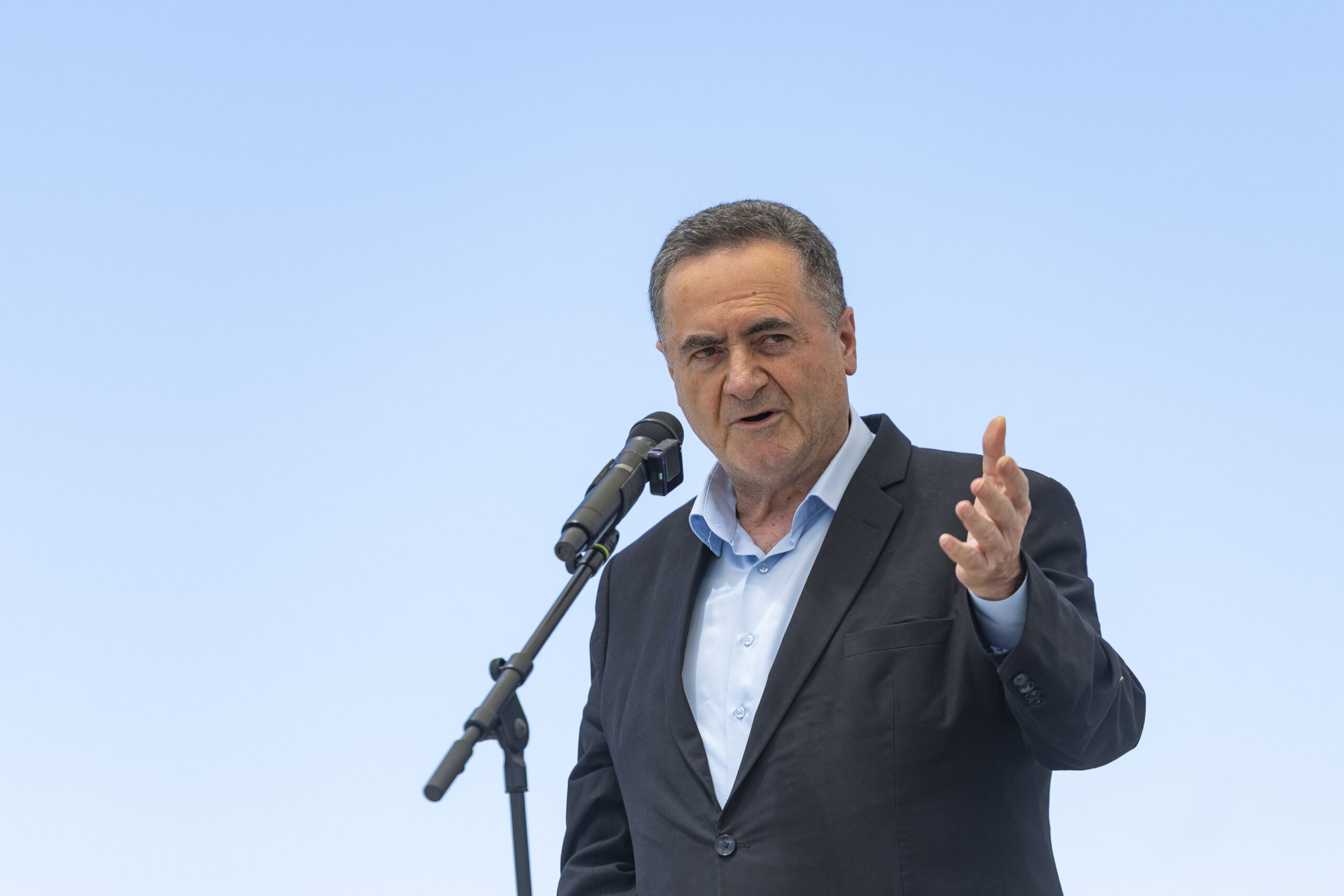 Defense Minister Sends Warning to Iran: “We Must Not Wait”