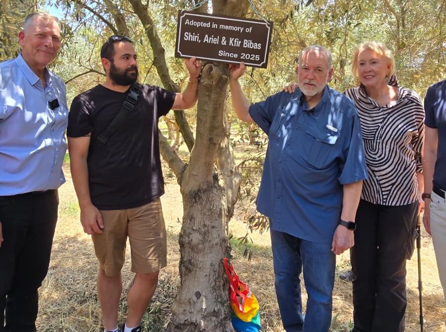 Huckabee Meets Bibas Family: ‘We Must Never Forget’