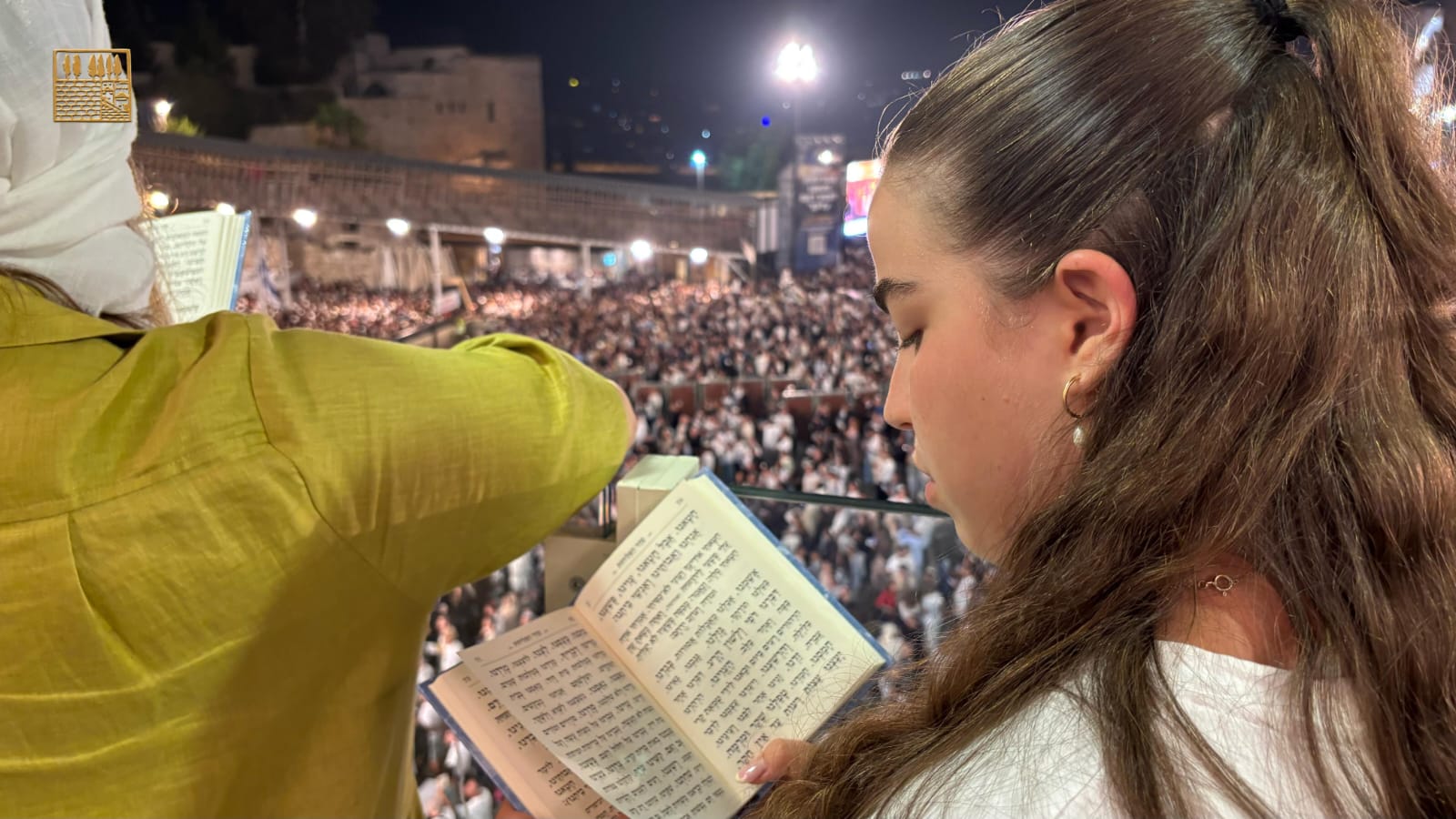Tens of Thousands Pray at Western Wall with Freed Hostages
