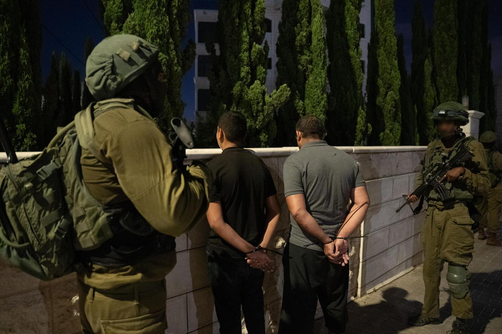 IDF Arrests Terror Suspects After Stones Hurled at Cars