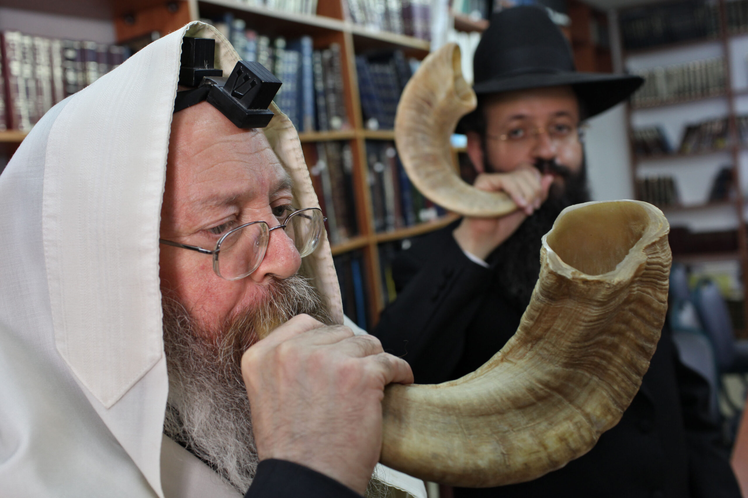 Israel Mourns Passing of Great Kabbalist Rabbi Batzri at 85